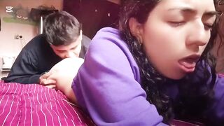 Me follo a la nerd de la escuela mientras está su mamá