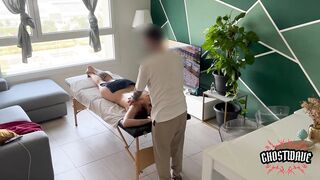 Massaggiatore porco si SCOPA questa TROIA fino a farla SQUIRTARE FORTE