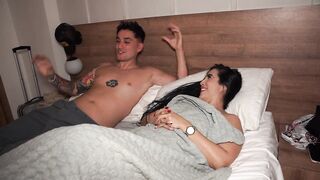 Large-bootied stepmom ends up in the same daybed with her stepson after a hotel mix-up