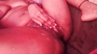 AMATEUR BLACK  MAMMA SQUIRT IN COUCH SOAKED VAGINA