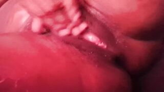 AMATEUR BLACK  MAMMA SQUIRT IN COUCH SOAKED VAGINA
