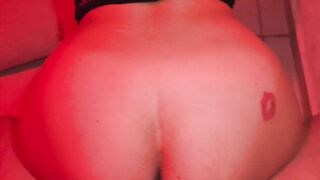 Me meto al cuarto rojo y me parten las nalgas.