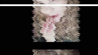 Apoyada en el gimnasio