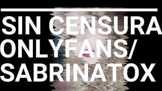 Apoyada en el gimnasio