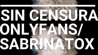 Apoyada en el gimnasio