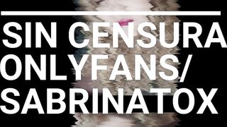 Apoyada en el gimnasio