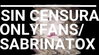 Apoyada en el gimnasio