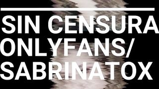 Apoyada en el gimnasio