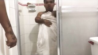 le quito la calentura a mi hermanastro con una buena mamada de verga luego me lo follo