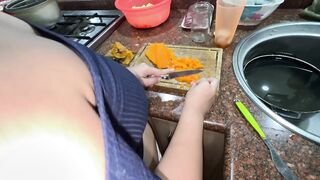 Madrastra Voluptuosa Culona es follada por su Hijastro mientras cocina. si nos cachan?????????