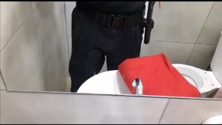 Policía cogiendo mantita
