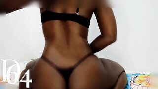 Mientras muevo mi cola y juego con mi almohada, me excita imaginarte mirándome