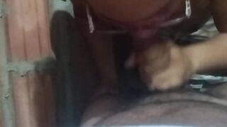 Puta le da una mamada a vecino en el garaje y se viene en su cara