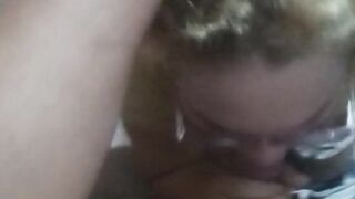 Puta le da una mamada a vecino en el garaje y se viene en su cara