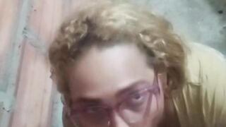 Puta le da una mamada a vecino en el garaje y se viene en su cara