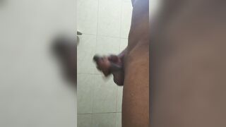 Masturbándome bien rico en el baño y es interrumpido por llamada