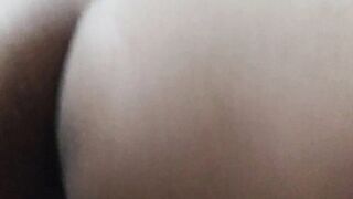 A mi vecina le gusta montarse de vaquera para que le vea el culo