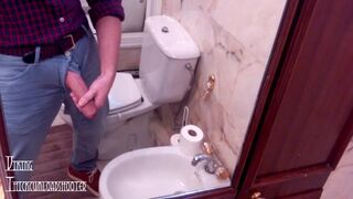 Maduro hot muy cachondo acariciando su gran polla venosa en el baño de la casa de sus suegros ????