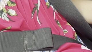 un taxi me lleva y me masturbo con el conductor alado