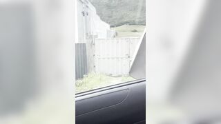 un taxi me lleva y me masturbo con el conductor alado