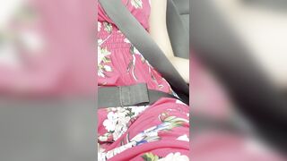 un taxi me lleva y me masturbo con el conductor alado