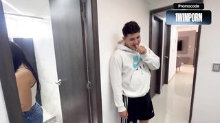 Mi hermanastra me ruega que me la folle muy duro a cambio de dejarla salir de fiesta.