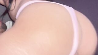 Cabalgando una verga grande mientras me chupan mis tetas pequeñas