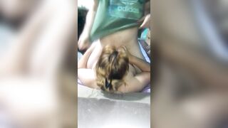 Jugando con sus tetas: escena casera en erect