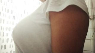 Chica hot Tetona con camiseta mojada JOI EN ESPAÑOL / Hot hotty with juicy T-shirt JOI IN SPANISH