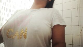 Chica hot Tetona con camiseta mojada JOI EN ESPAÑOL / Hot hotty with juicy T-shirt JOI IN SPANISH