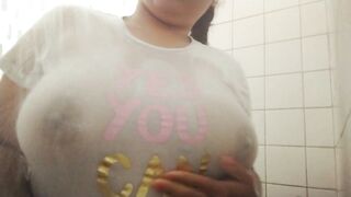 Chica hot Tetona con camiseta mojada JOI EN ESPAÑOL / Hot hotty with juicy T-shirt JOI IN SPANISH