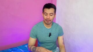 Futbolista hetero pone a que el joven mesero le haga sexo fellatio a su vergota en los baños publicos!