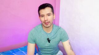 Futbolista hetero pone a que el joven mesero le haga sexo fellatio a su vergota en los baños publicos!