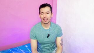 Futbolista hetero pone a que el joven mesero le haga sexo fellatio a su vergota en los baños publicos!