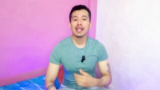 Futbolista hetero pone a que el joven mesero le haga sexo fellatio a su vergota en los baños publicos!