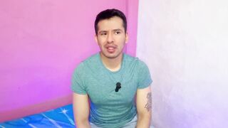 Futbolista hetero pone a que el joven mesero le haga sexo fellatio a su vergota en los baños publicos!