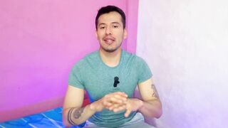 Futbolista hetero pone a que el joven mesero le haga sexo fellatio a su vergota en los baños publicos!