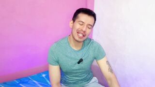 Futbolista hetero pone a que el joven mesero le haga sexo fellatio a su vergota en los baños publicos!