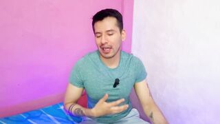 Futbolista hetero pone a que el joven mesero le haga sexo fellatio a su vergota en los baños publicos!