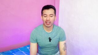 Futbolista hetero pone a que el joven mesero le haga sexo fellatio a su vergota en los baños publicos!