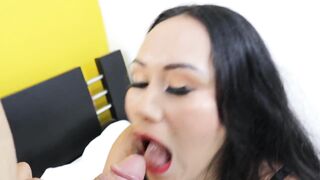 La hermosa Arazá tratando de ordeñar el toro.