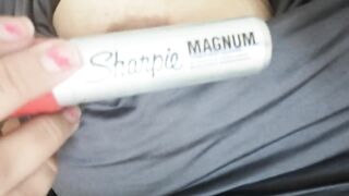 Dandome con el material de oficina