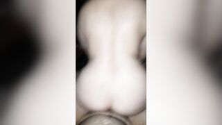 LATIN BABE CHUPA Y ENTREGA SU GRAN CULO!