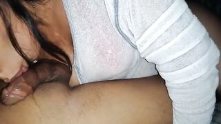 Mamada de una chica con hermosas piernas