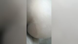 Descarga de leche en nalgas morenas