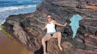 Le pido a mi pareja que me folle a lo perrito mirando al mar