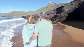 Le pido a mi pareja que me folle a lo perrito mirando al mar