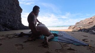 Le pido a mi pareja que me folle a lo perrito mirando al mar