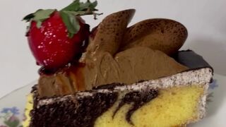 quieren ver mis pies aplastando este bizcocho ????❤️‍???? wanna watch my feet crushing this cake ????❤️‍????