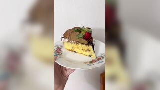 quieren ver mis pies aplastando este bizcocho ????❤️‍???? wanna watch my feet crushing this cake ????❤️‍????